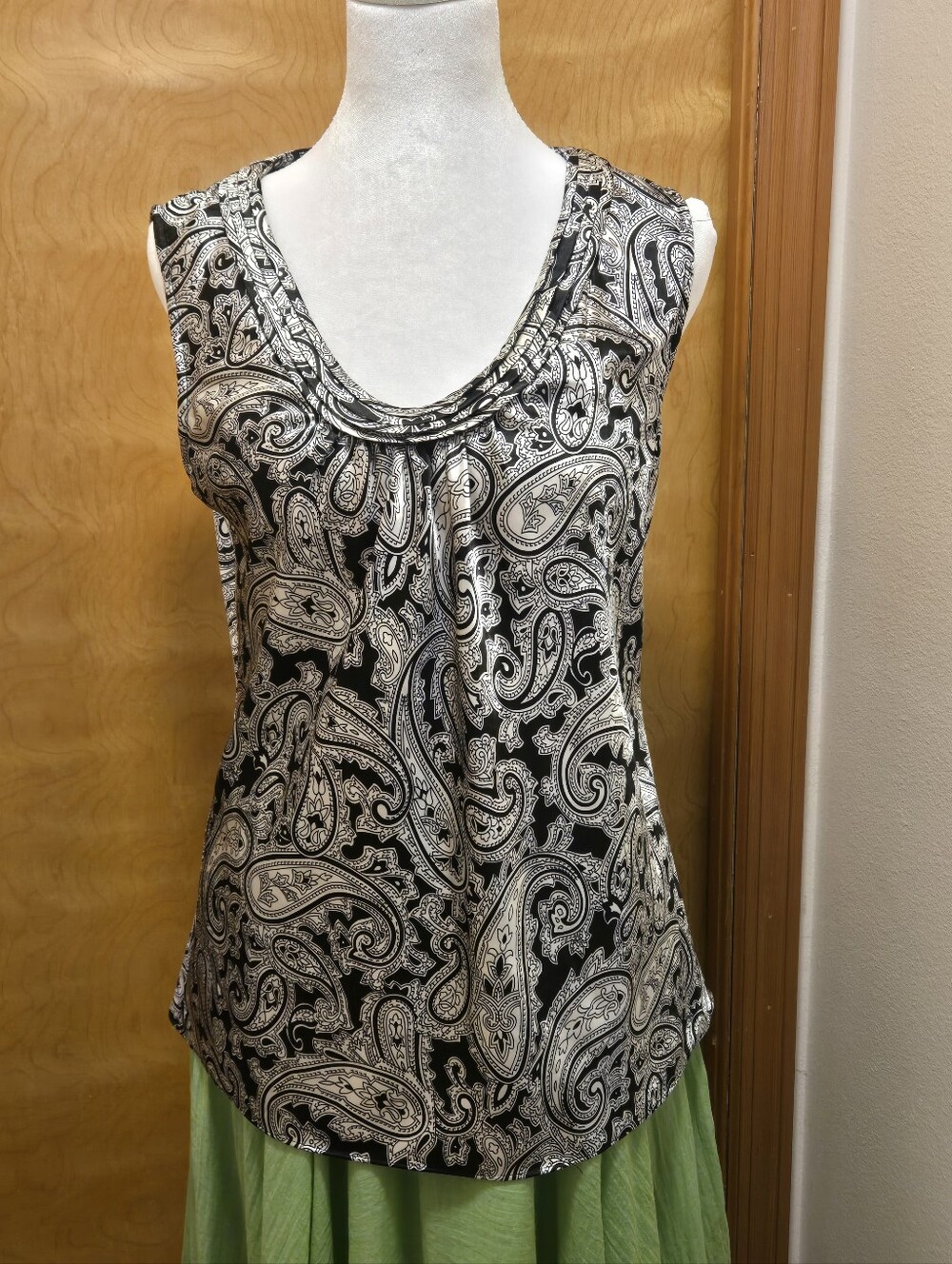 Spense Black & Silver Paisley Scoop Neck Tank Top. Size S.
